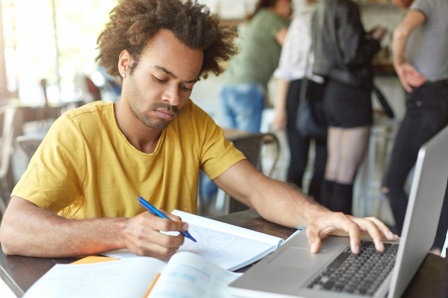 Espace créatif inspirant pour l'écriture poétique